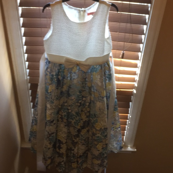 Gorgeous Formal Floral dress - Picture 3 of 6